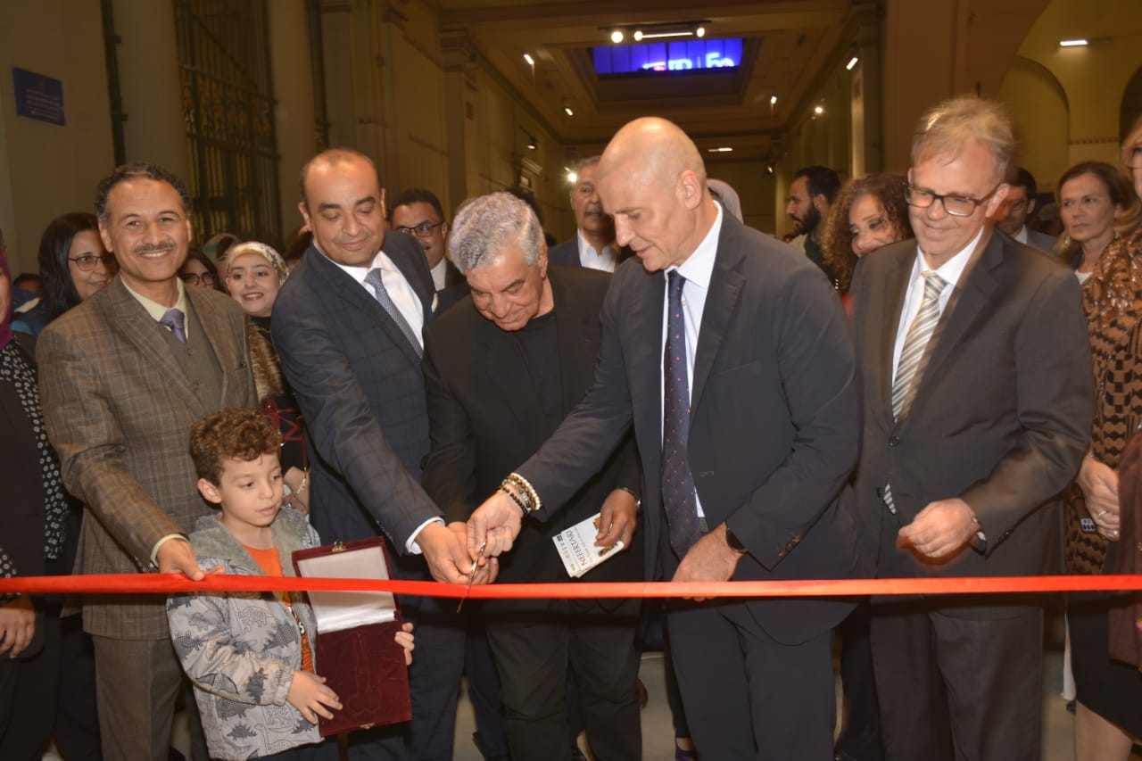 أمين  الآثار والسفير الإيطالي بالقاهرة يفتتحان معرضًا لصور مقبرة الملكة نفرتاري بالمتحف المصري بالتحرير